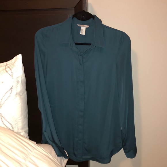 H&M FLOWY BLOUSE 💚 - Picture 2 of 4